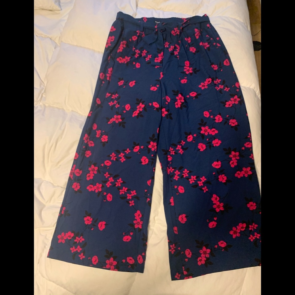 Torrid LIKE NEW Flowing Navy and pink floral pants